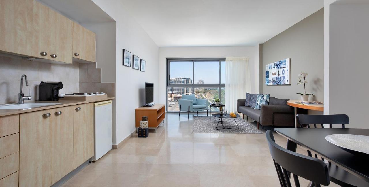Aparthotel Okeanos On The Beach Herzliya Bagian luar foto