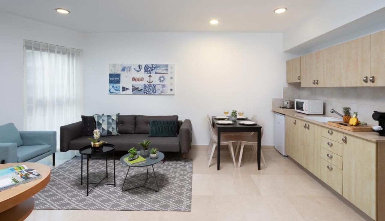 Aparthotel Okeanos On The Beach Herzliya Bagian luar foto