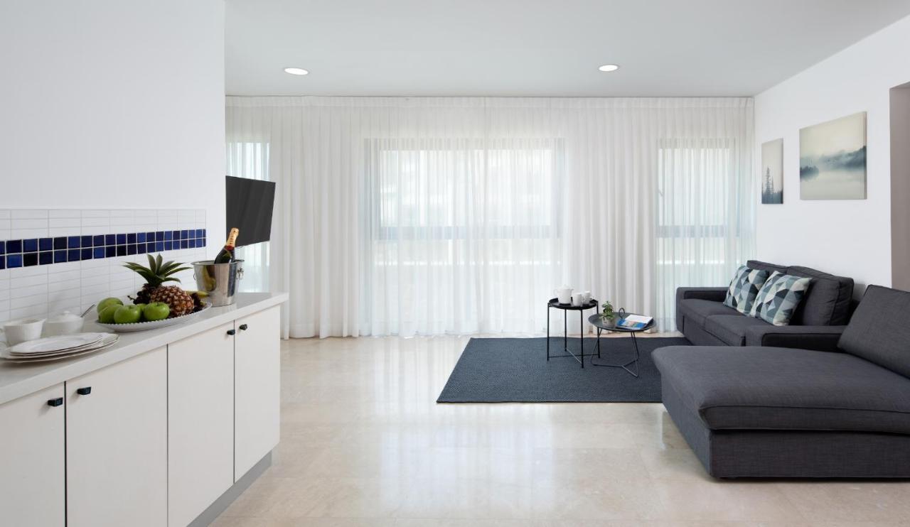 Aparthotel Okeanos On The Beach Herzliya Bagian luar foto