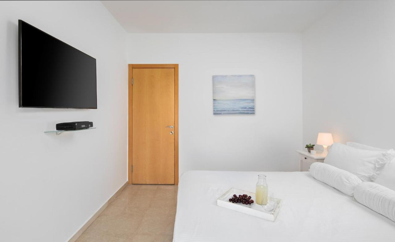 Aparthotel Okeanos On The Beach Herzliya Bagian luar foto