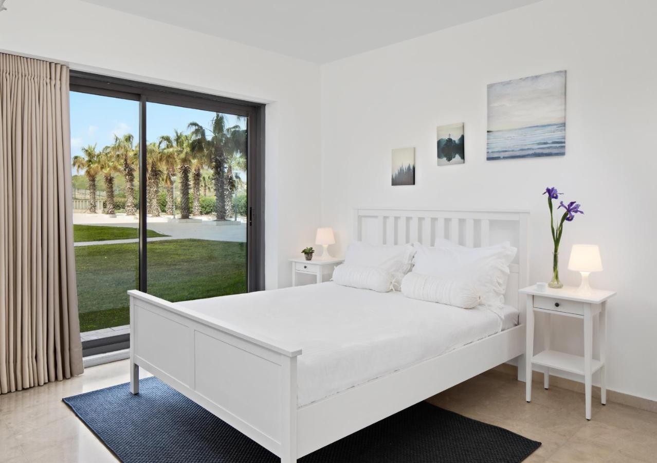 Aparthotel Okeanos On The Beach Herzliya Bagian luar foto