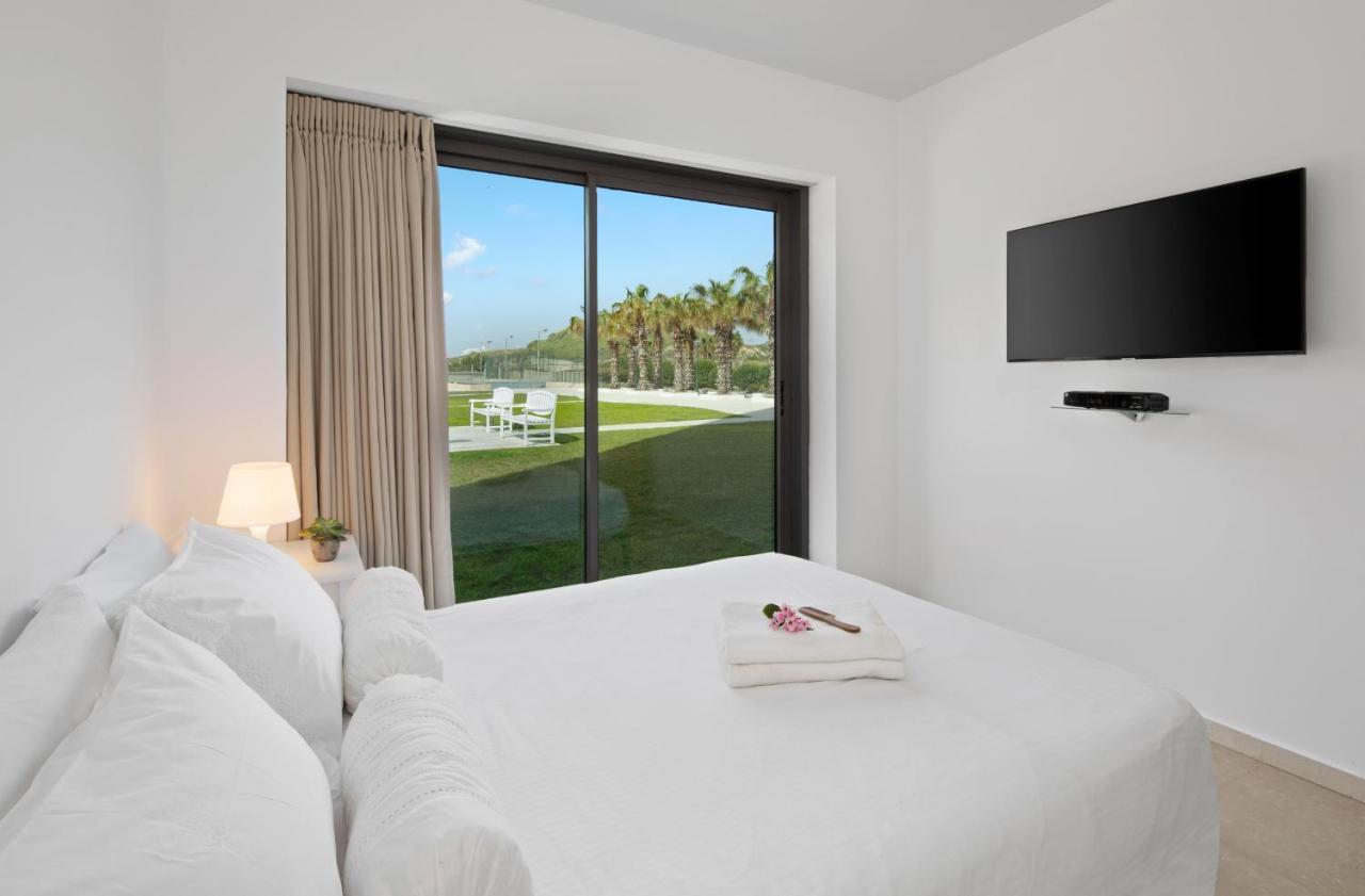 Aparthotel Okeanos On The Beach Herzliya Bagian luar foto