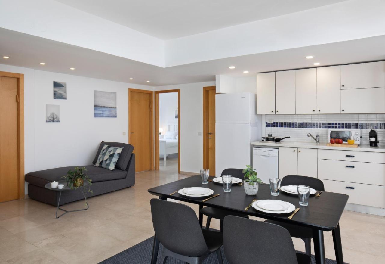 Aparthotel Okeanos On The Beach Herzliya Bagian luar foto