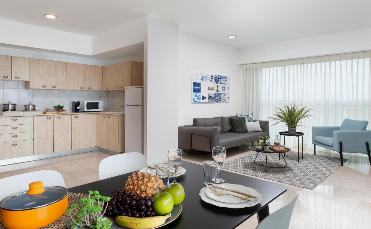 Aparthotel Okeanos On The Beach Herzliya Bagian luar foto