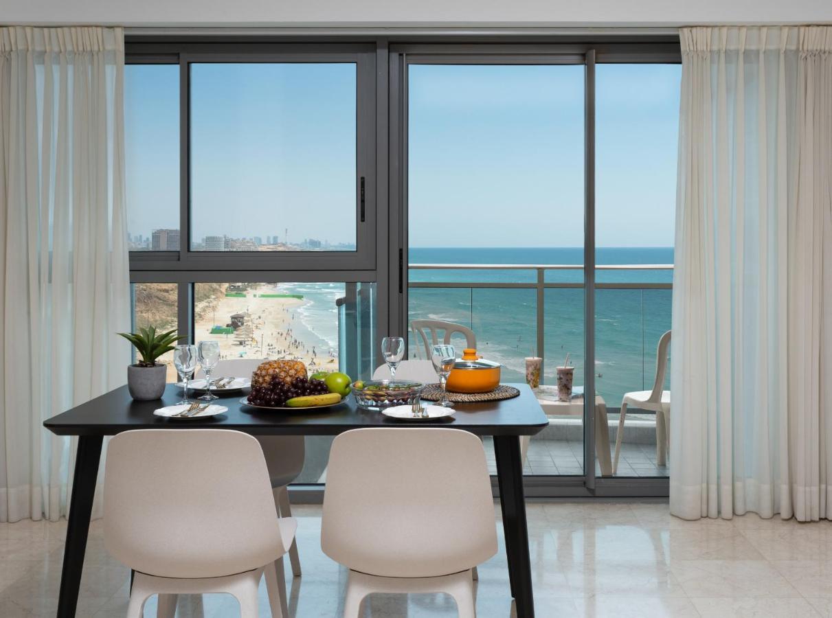 Aparthotel Okeanos On The Beach Herzliya Bagian luar foto