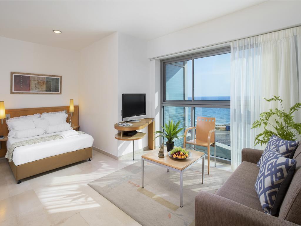 Aparthotel Okeanos On The Beach Herzliya Ruang foto