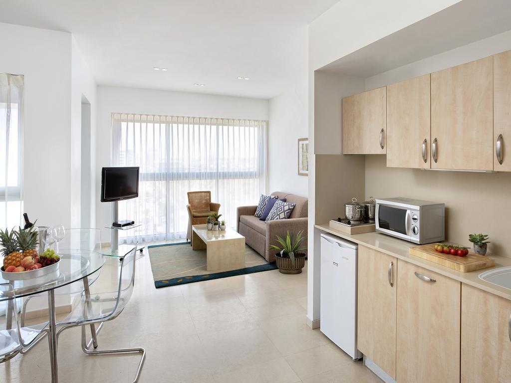 Aparthotel Okeanos On The Beach Herzliya Ruang foto