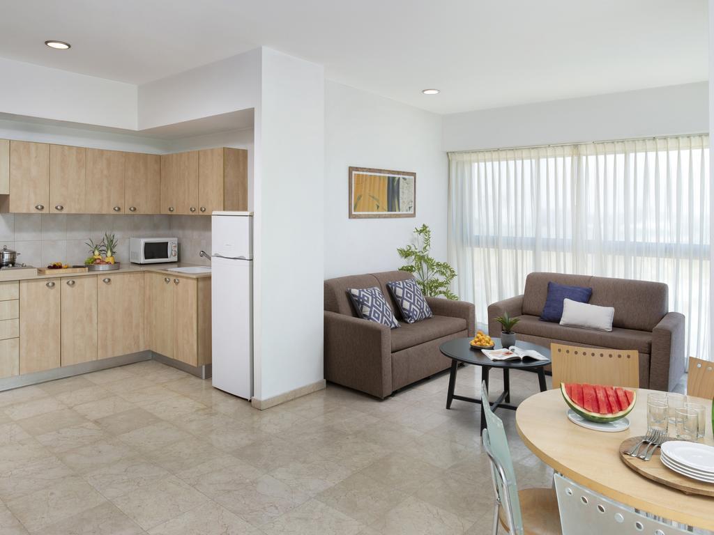 Aparthotel Okeanos On The Beach Herzliya Ruang foto
