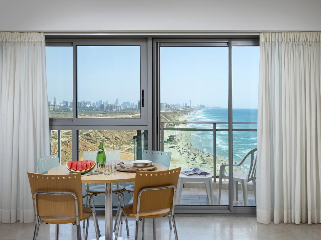 Aparthotel Okeanos On The Beach Herzliya Ruang foto