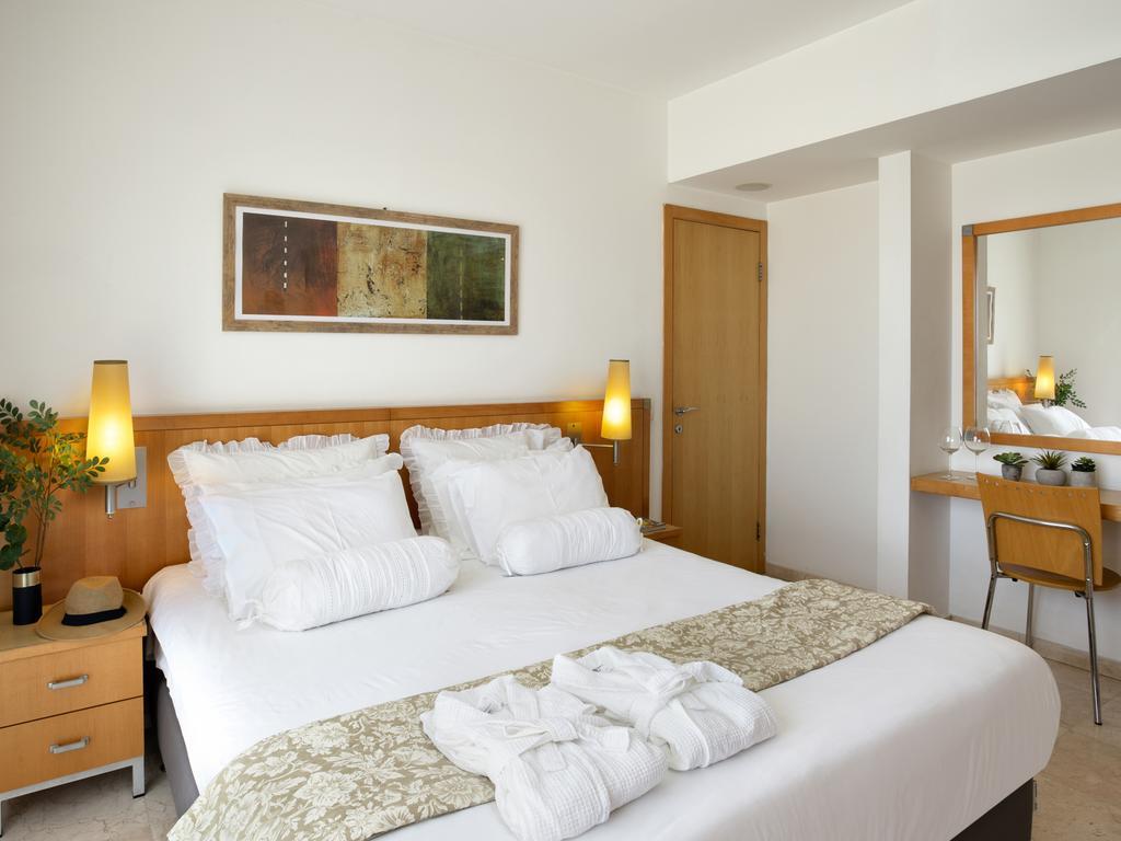 Aparthotel Okeanos On The Beach Herzliya Ruang foto