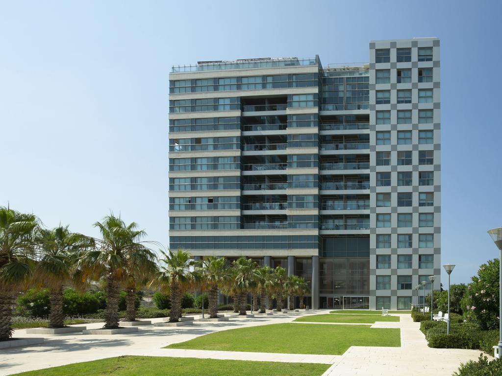 Aparthotel Okeanos On The Beach Herzliya Bagian luar foto
