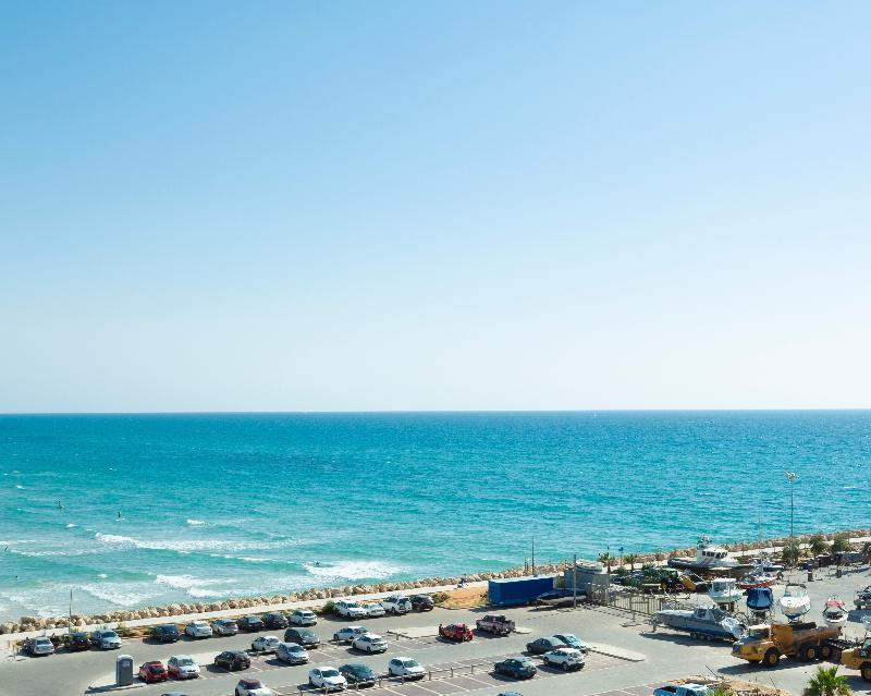 Aparthotel Okeanos On The Beach Herzliya Bagian luar foto
