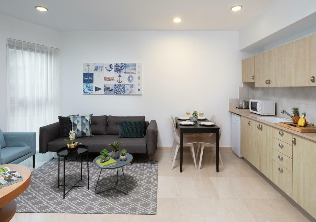 Aparthotel Okeanos On The Beach Herzliya Bagian luar foto