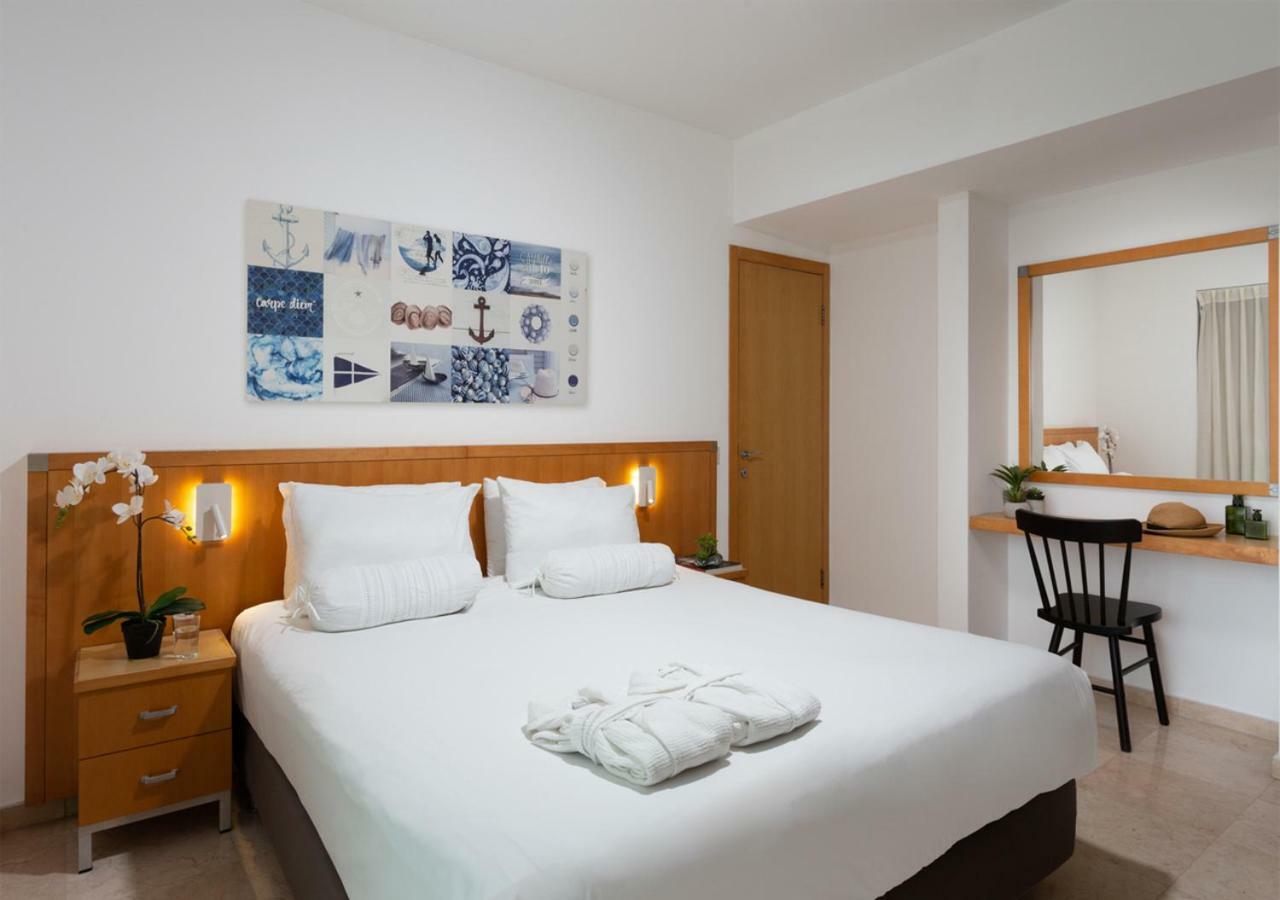 Aparthotel Okeanos On The Beach Herzliya Bagian luar foto