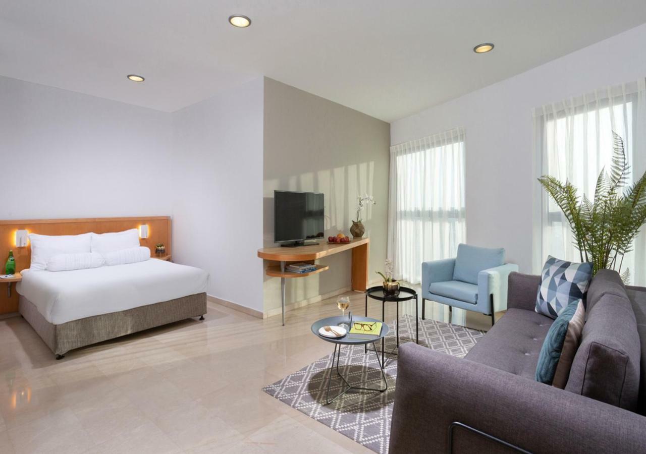 Aparthotel Okeanos On The Beach Herzliya Bagian luar foto