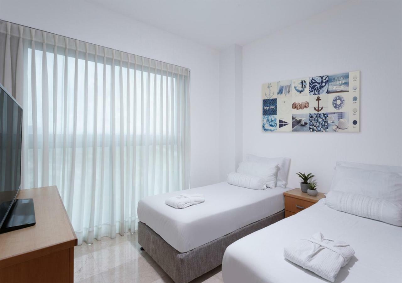 Aparthotel Okeanos On The Beach Herzliya Bagian luar foto