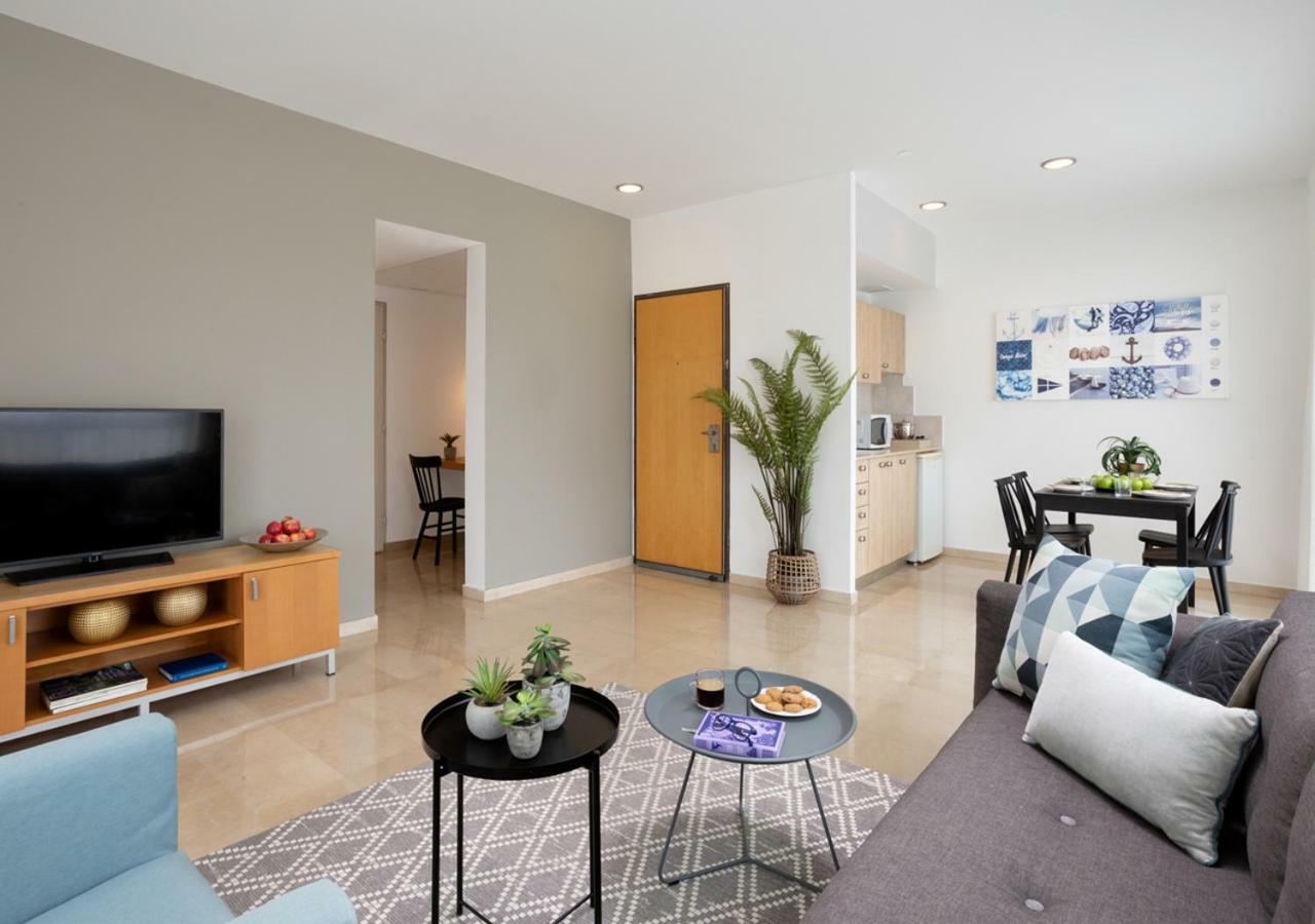 Aparthotel Okeanos On The Beach Herzliya Bagian luar foto
