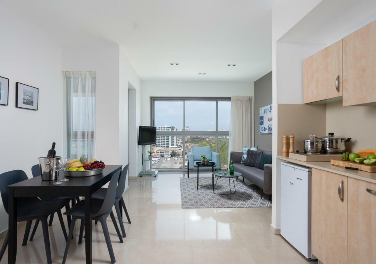 Aparthotel Okeanos On The Beach Herzliya Bagian luar foto