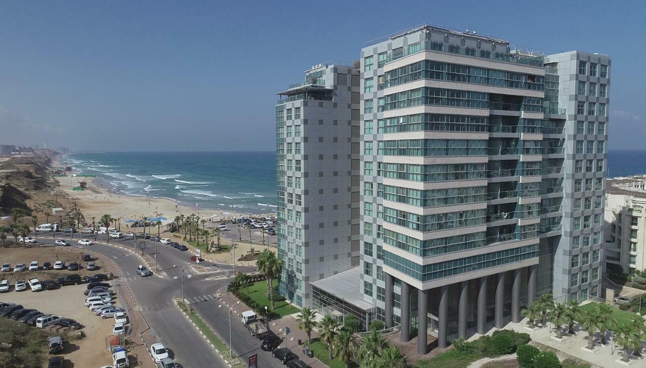 Aparthotel Okeanos On The Beach Herzliya Bagian luar foto