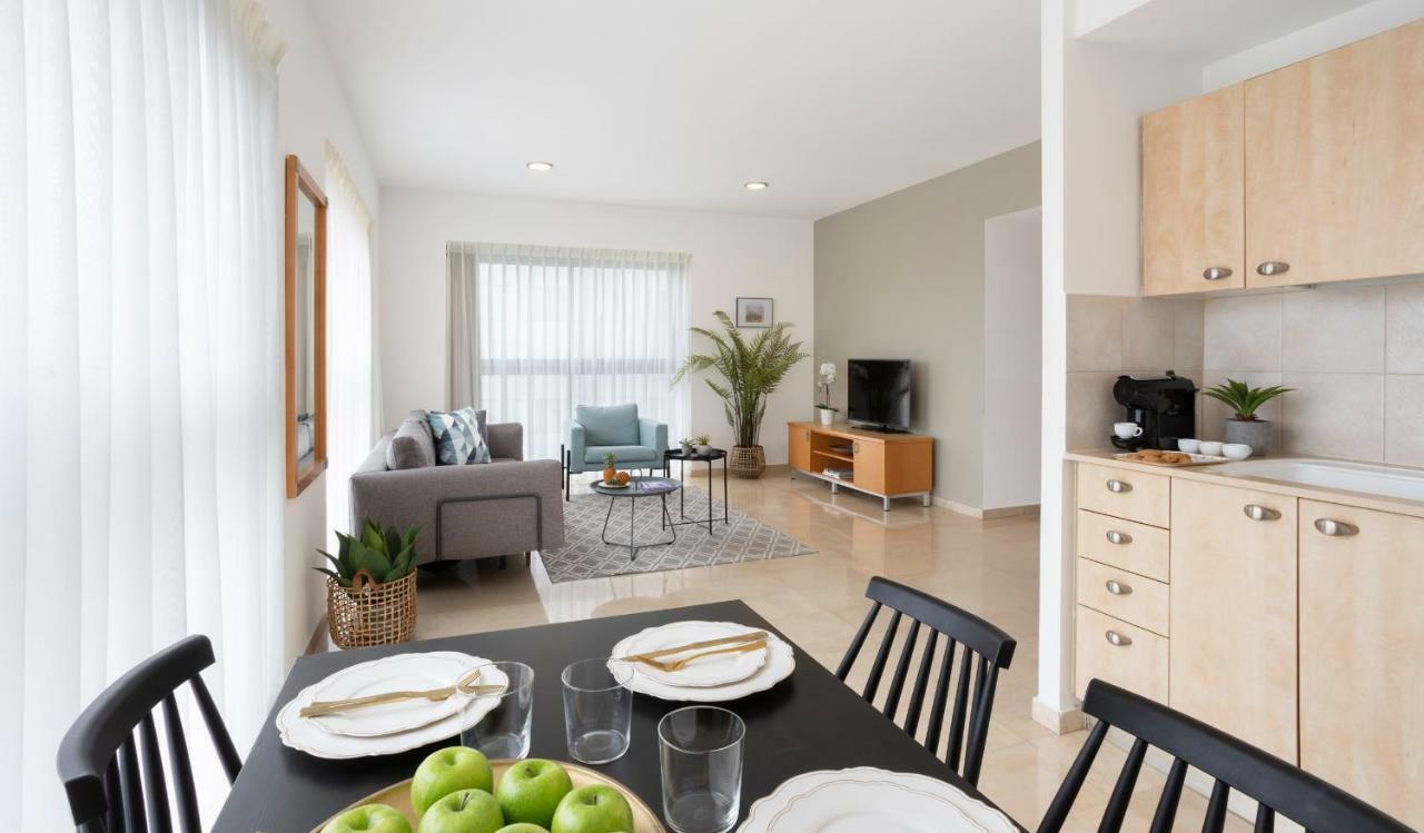 Aparthotel Okeanos On The Beach Herzliya Bagian luar foto