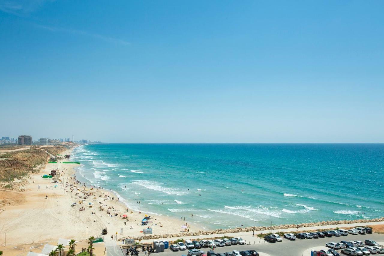 Aparthotel Okeanos On The Beach Herzliya Bagian luar foto