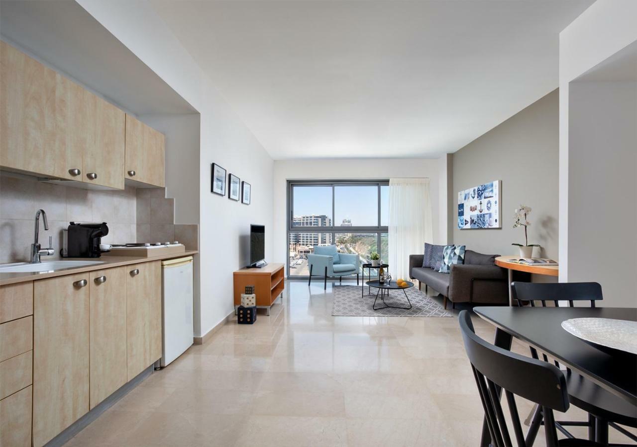 Aparthotel Okeanos On The Beach Herzliya Bagian luar foto